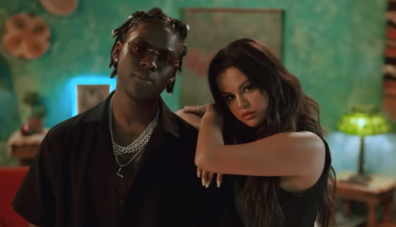 Unindo Continentes com Ritmos Contagiantes: Análise de "Calm Down (Remix)"
"Calm Down" destaca-se pela sua fusão de Afrobeat com elementos de pop, criando uma sonoridade cativante e dançante. A produção de London é impecável, com uma base rítmica pulsante que é complementada por melodias suaves e cativantes. A instrumentalização é rica e variada, utilizando percussões africanas tradicionais e sintetizadores modernos para criar uma experiência auditiva envolvente.