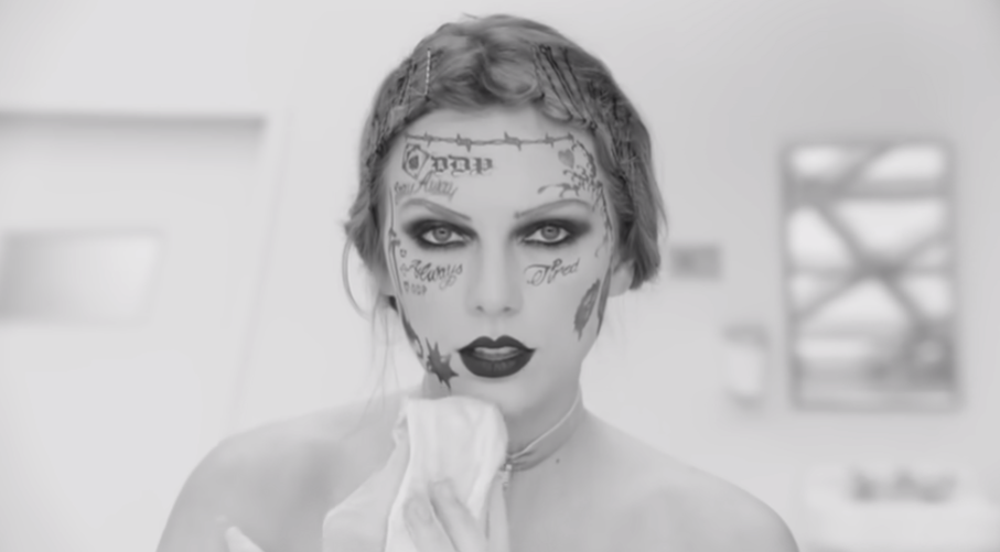 Taylor Swift continua a surpreender seus fãs com "Fortnight", uma nova adição ao seu vasto repertório musical. Com lançamento em 28 de julho de 2024, a música traz a marca registrada de Swift em termos de narrativa lírica e produção sonora. A colaboração com Jack Antonoff, um dos seus parceiros de longa data, garante uma sinergia perfeita entre letras introspectivas e arranjos musicais sofisticados