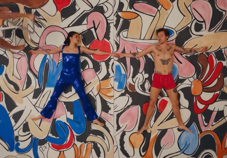 "As It Was" é uma obra-prima tanto musical quanto visual. Harry Styles continua a surpreender com sua capacidade de combinar letras introspectivas com uma produção sonora cativante. O videoclipe, dirigido por Tanu Muino, complementa perfeitamente a música, oferecendo uma representação visual poderosa dos temas abordados na letra. A estética dos anos 80 adiciona um toque nostálgico que ressoa com os espectadores, enquanto a atuação de Harry Styles é autêntica e vulnerável. Em resumo, "As It Was" é um testemunho do crescimento artístico de Harry Styles e sua habilidade de criar músicas que tocam a alma.